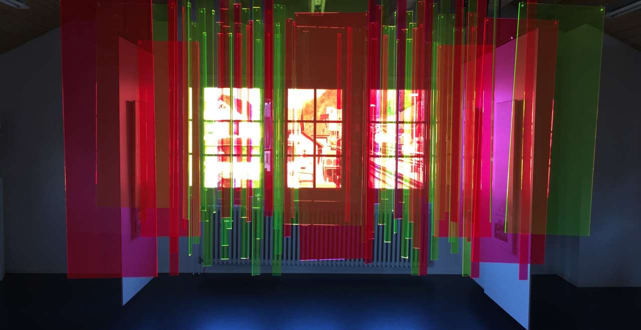 Klang der Natur - Installation mit 94 Stk Plexiglas Stäbchen 