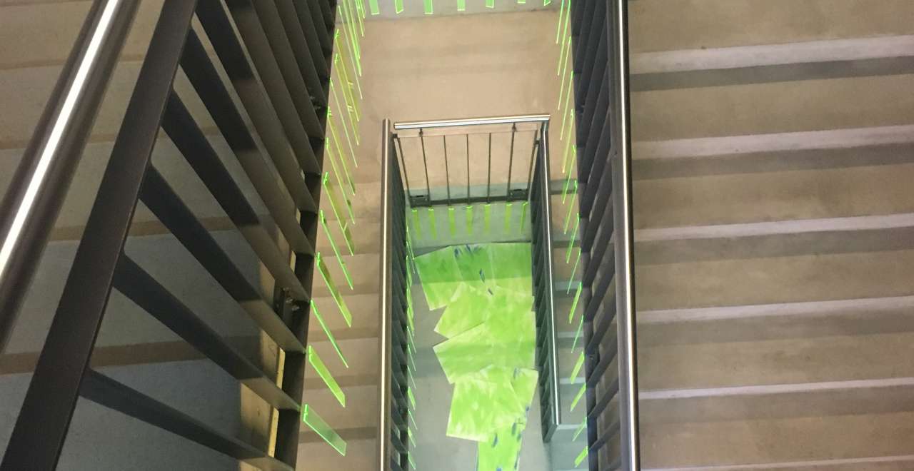 Frühling erwacht - Installation mit 90 Stk Plexiglas Stäbchen