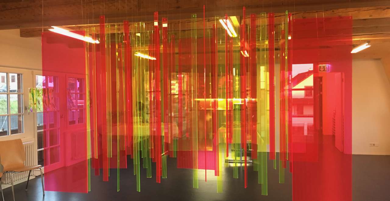 Klang der Natur - Installation mit 94 Stk Plexiglas Stäbchen